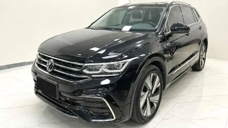 Volkswagen Tiguan L 2023 — AWD R-Line · 2.0 бензин · пробег 72 000 км · максимальная комплектация